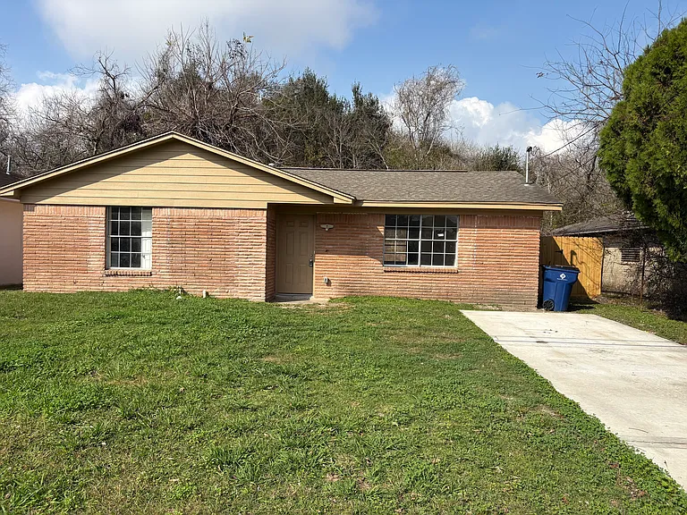 Well kept yard and large windows leading to the living room and master bedroom for natural light.