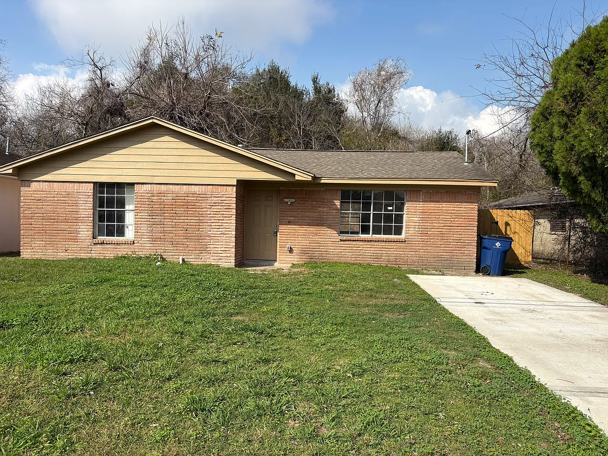 Well kept yard and large windows leading to the living room and master bedroom for natural light. - 5714 Woodrow St