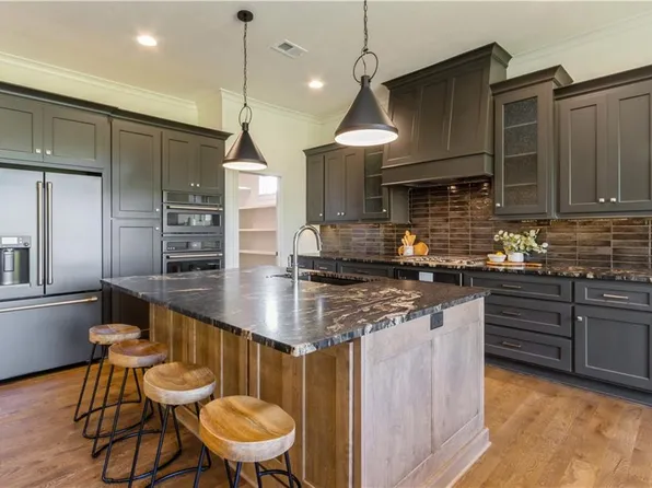 11450 S Montclaire Dr, Olathe, KS 66061