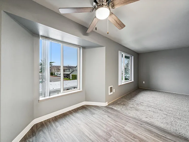 Oak Park Village Apartments — Photo 18