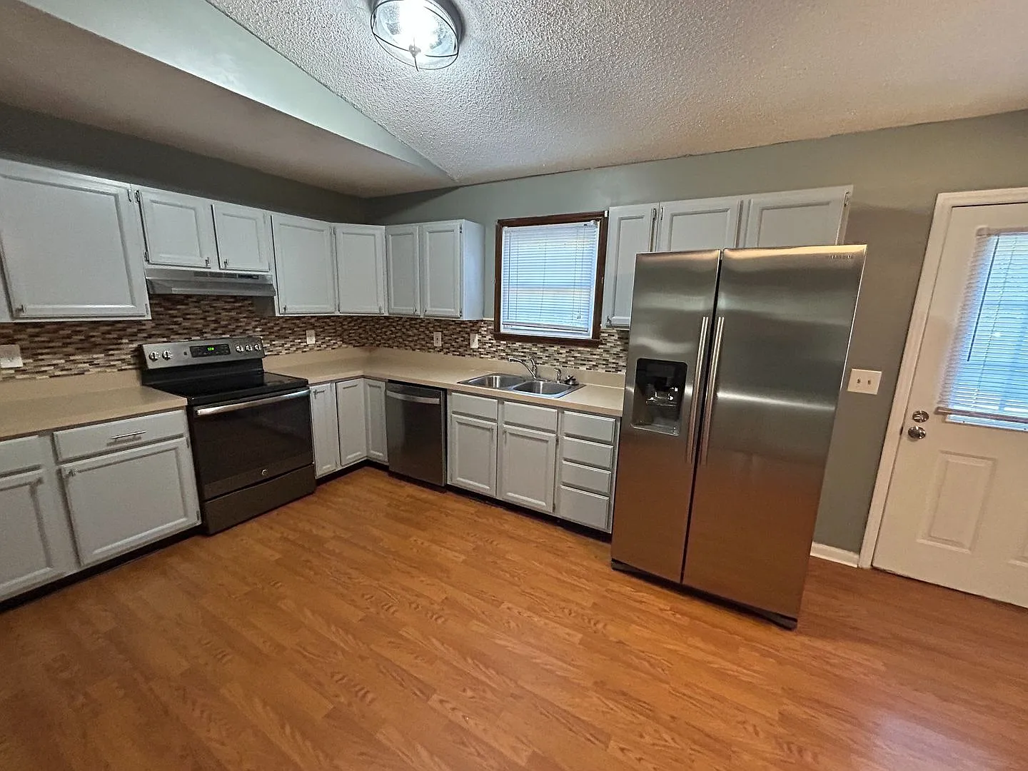 Move-In Ready 3-Bedroom Home with New Flooring and Large Fenced Backyard — Photo 4
