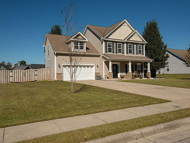 218 Maidstone Dr — Photo 3