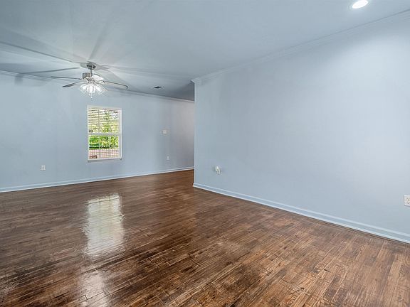 5th image of 700 E 21st St