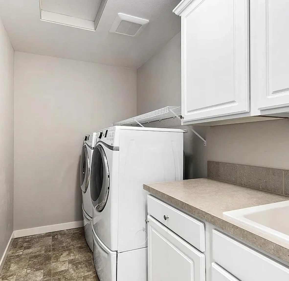 5 bed, 4096 sqft, $4,950 — Photo 2