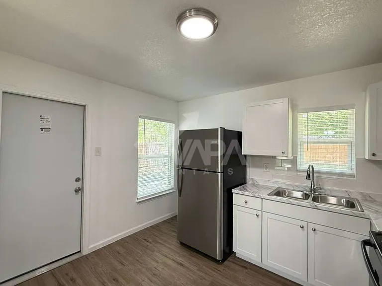 515 Blakeley Dr — Photo 6