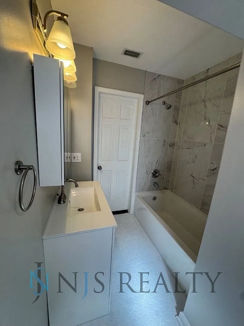 Newly Renovated 3bed, 1.5bath Large Home New Cabinets, Floors, Paint, Fixtures & More... Schedule... — Photo 3