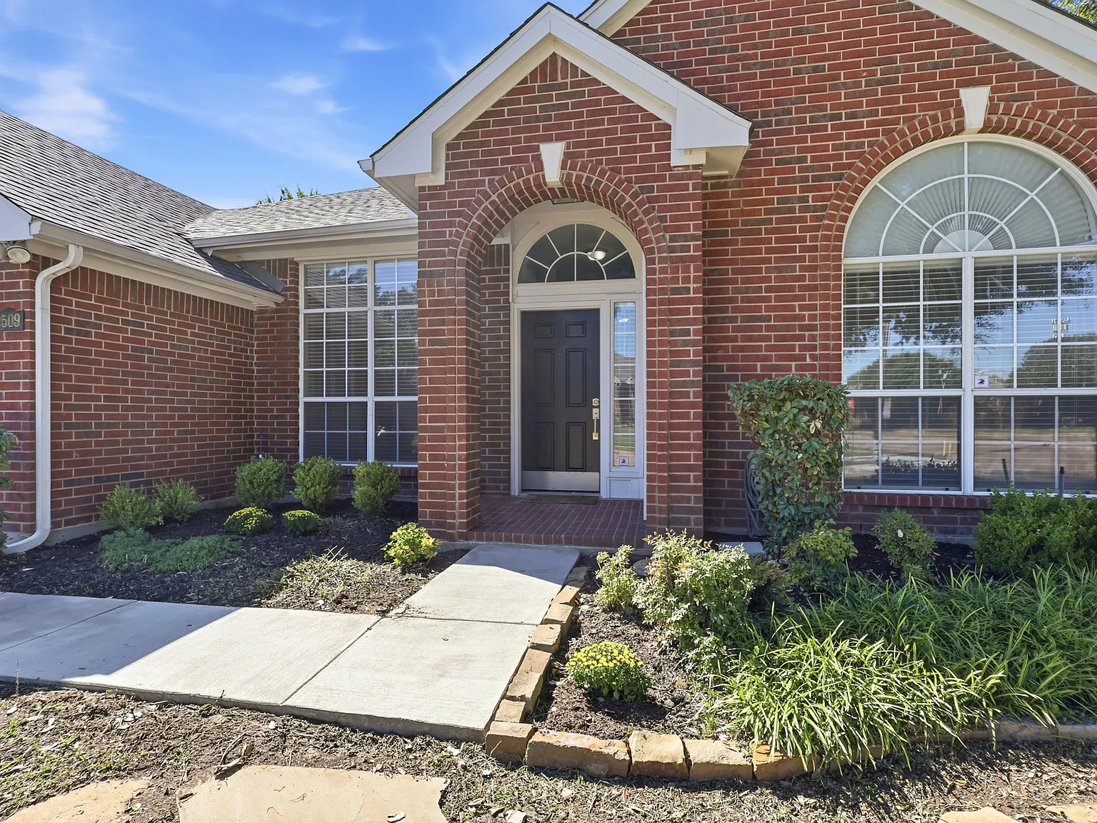 4 bed, 2312 sqft, $2,800 — Photo 3