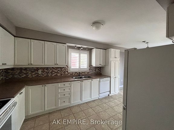 3rd image of 55 Langlaw Dr