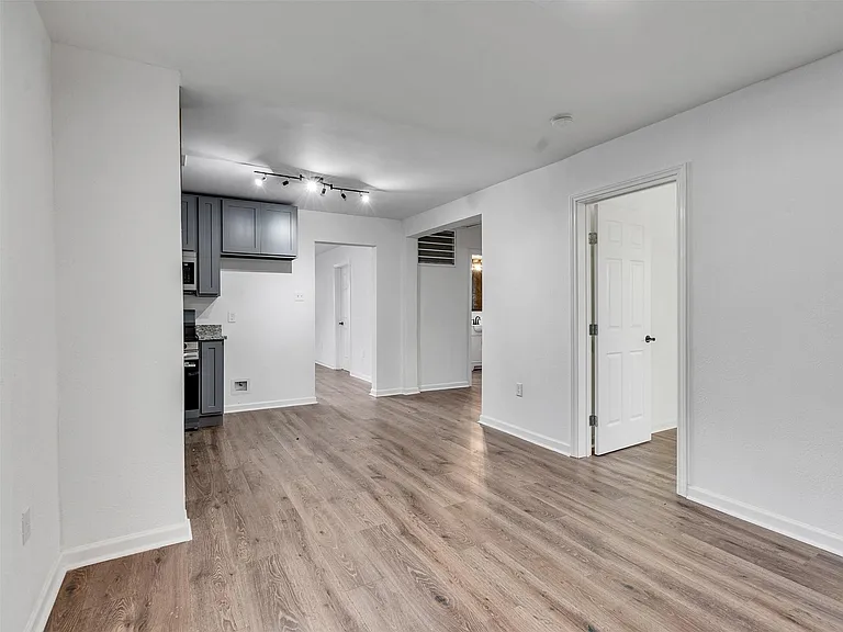 2416 Cumberland St — Photo 19