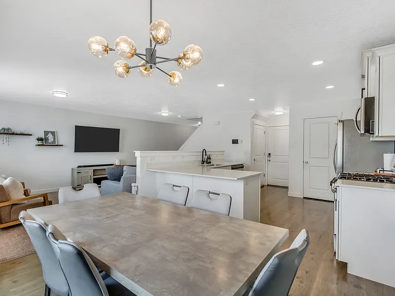 427 S Sunland Way — Photo 1