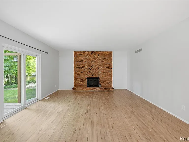 1880 Welling Dr — Photo 17