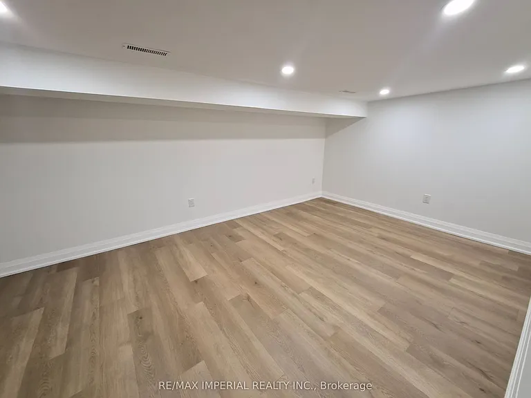 757 Pam Cres — Photo 22