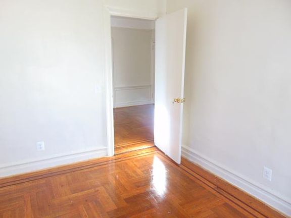 4th image of 3306 Seymour Ave APT 2R
