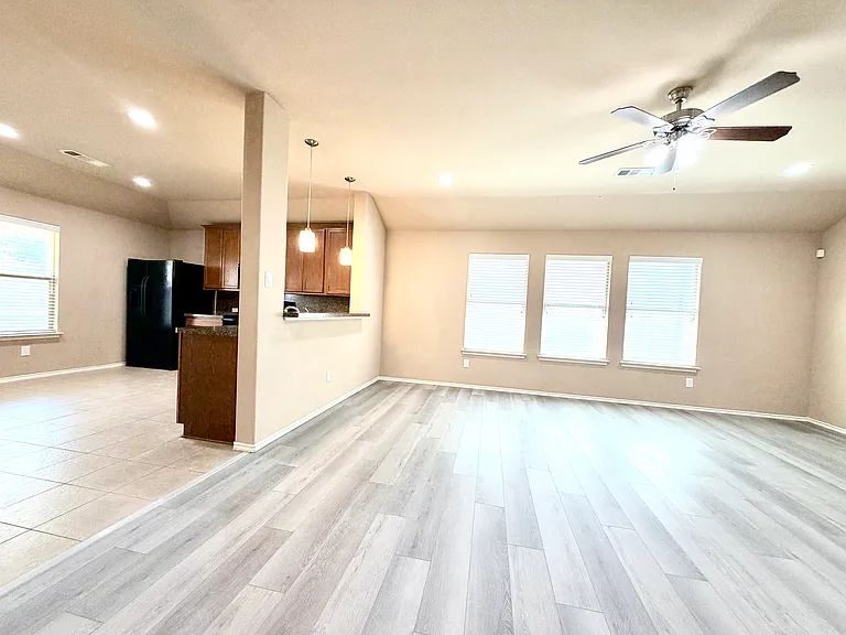 421 Goldstone Ln — Photo 7