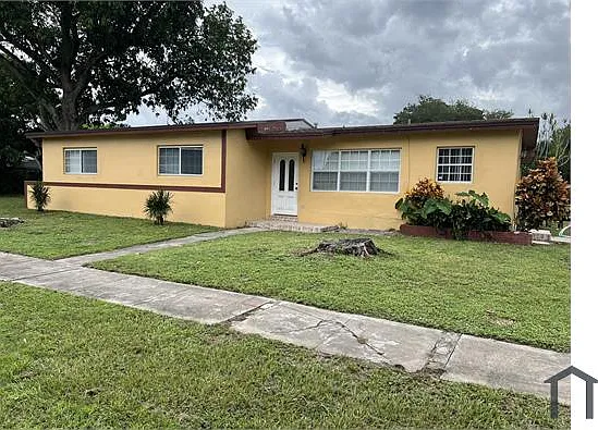 931 W Country Club Cir