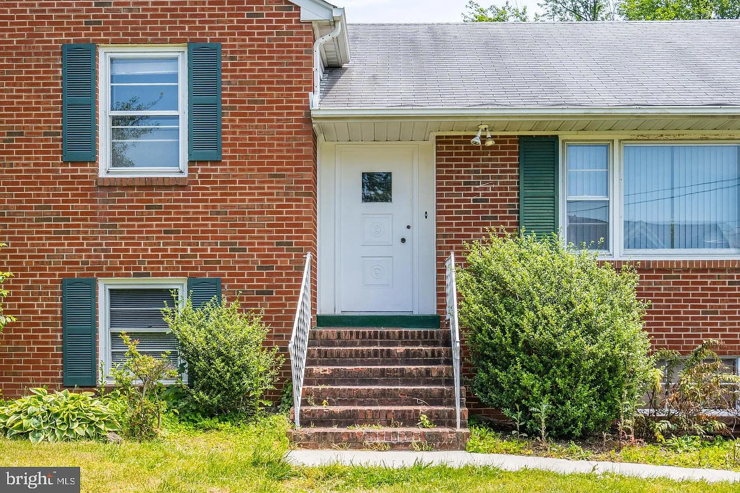 5 bed, 3.0 bath, 2260 sqft, $4,000 — Photo 3