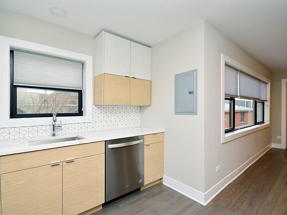 3rd image of 5710 N Hermitage Ave Unit 305