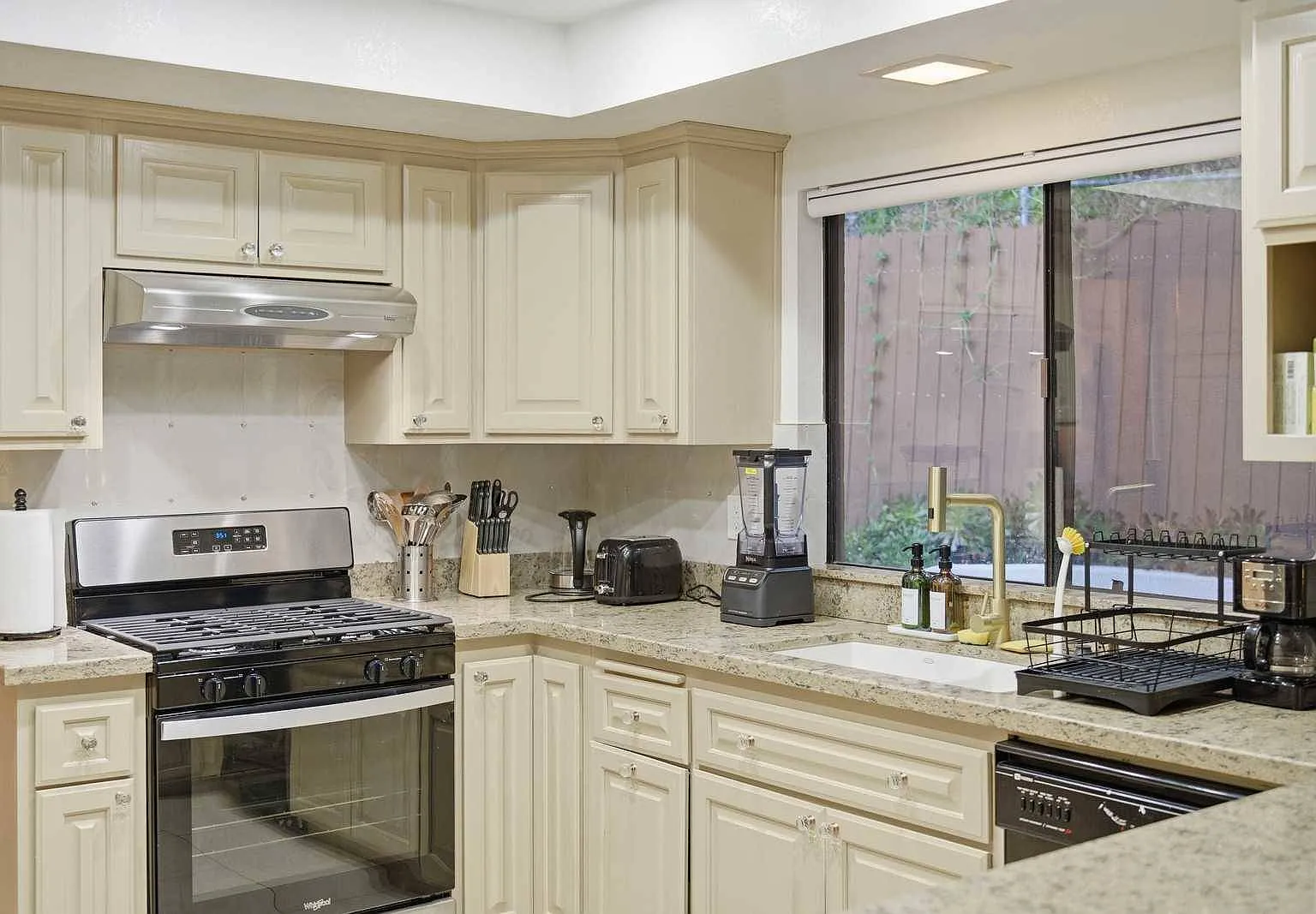 4 bed, 2.5 bath, 2046 sqft, $6,500 — Photo 3