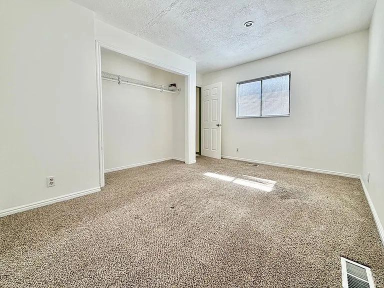 8758 S Oakwood Park Cir — Photo 6