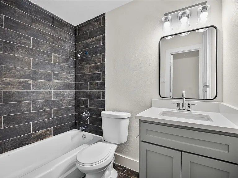 913 Russell Ln — Photo 29