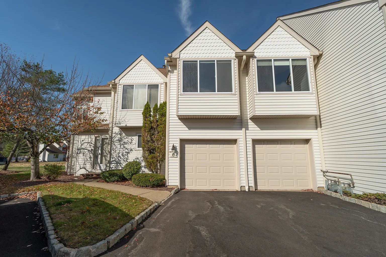 8 Madison Ct photo 1