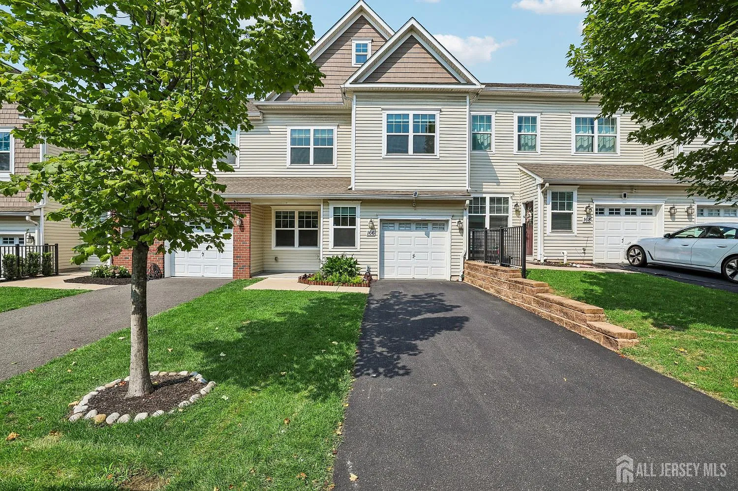 3 bed, 2.5 bath, 2355 sqft, $4,100 — Photo 2