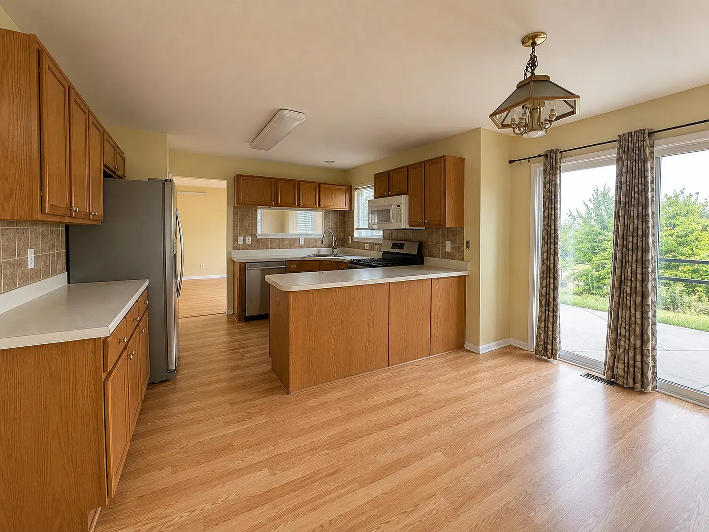 4 bed, 2.5 bath, 2128 sqft, $3,200 — Photo 2