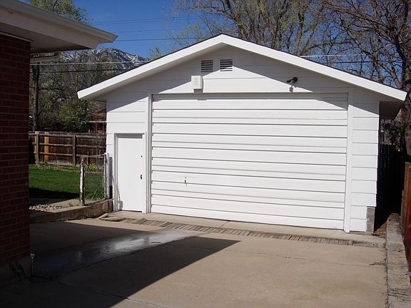 Detached garage/workshop