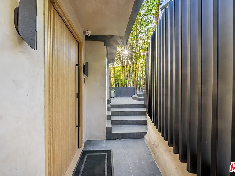 8800 Hollywood Blvd — Photo 13