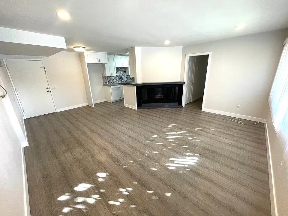 00-3943 E 4th St #6