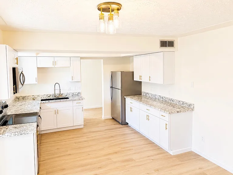 8702 E Starlight Way — Photo 1