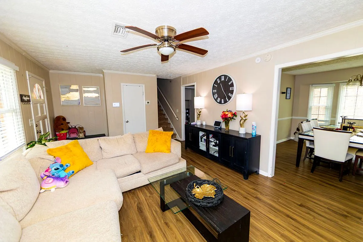 3 bed, 2.0 bath, 1750 sqft, $1,995 — Photo 3
