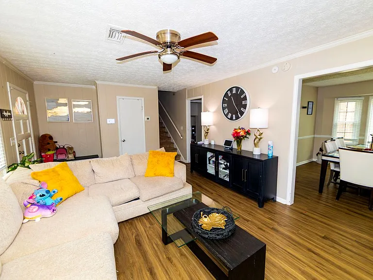 917 Chartley Dr SW — Photo 3