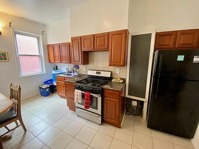 Eat-in kitchen