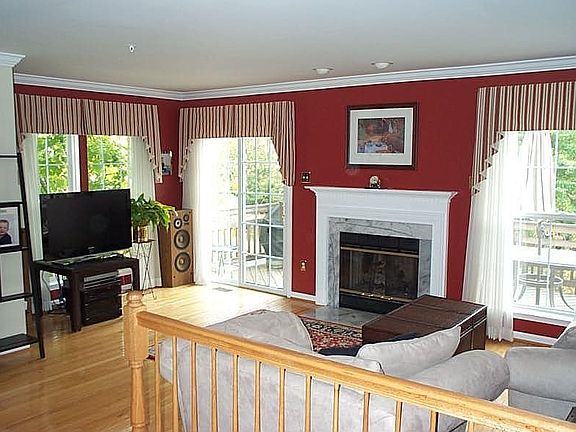 Beautiful LR leading to deck