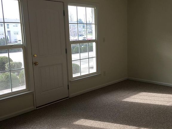 3rd image of 2035 Altamont Ct APT 20