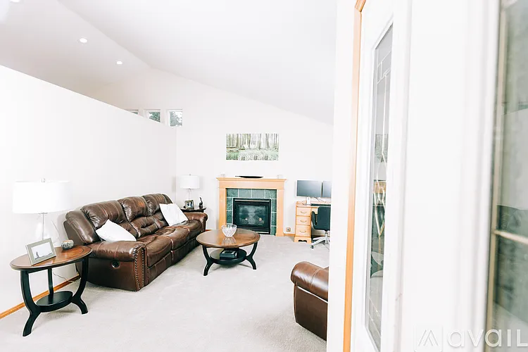 1171 Newton St — Photo 4