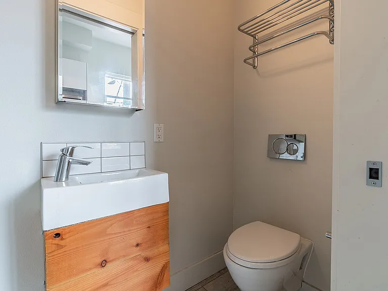 1722 Summit — Photo 35