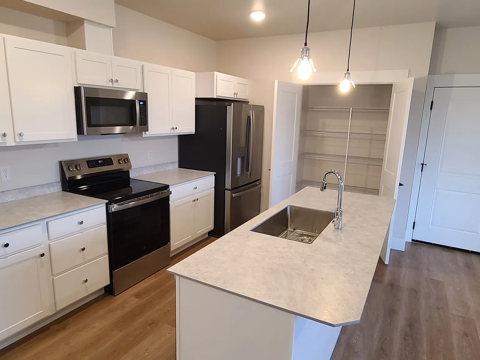 2 bed, 849 sqft, $1,900 — Photo 2