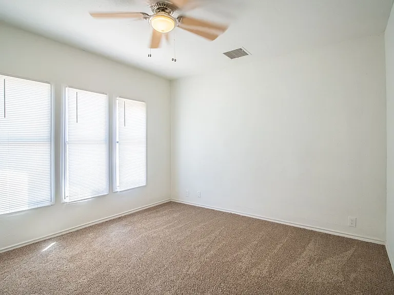 950 W Lynn St — Photo 15
