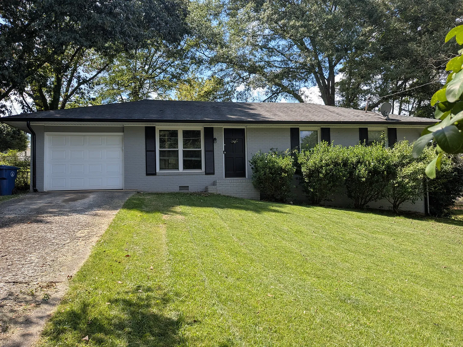 3 bed, 1.5 bath, 975 sqft, $1,900 — Photo 1