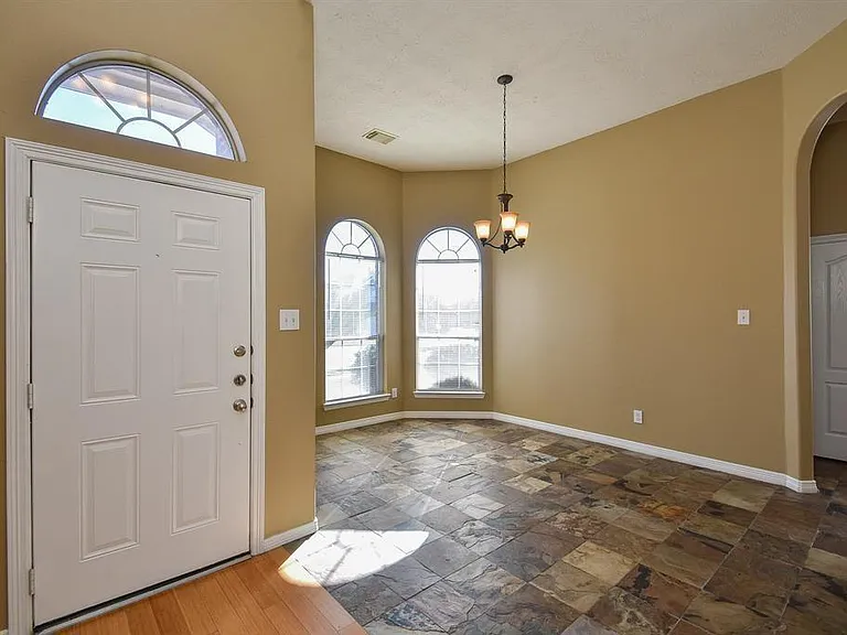 2811 Little Spring Cir — Photo 6