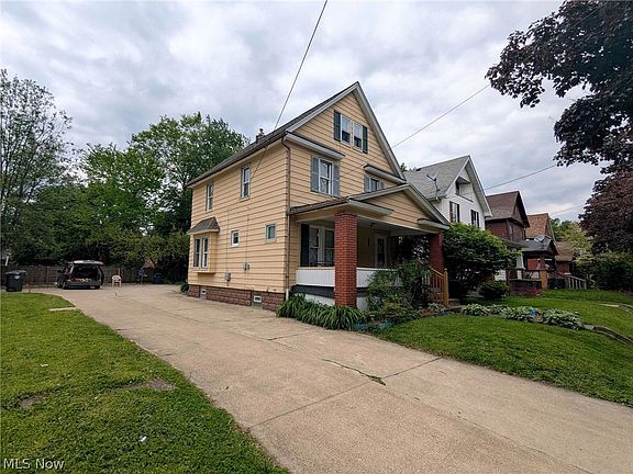 2nd image of 876 Avon St