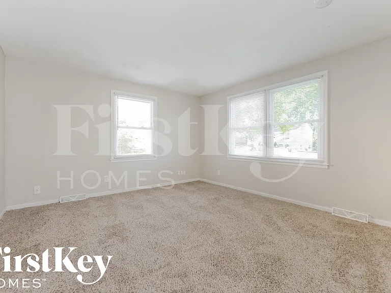7809 E 49th St — Photo 2
