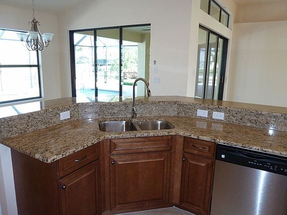 5th image of 4632 SW 17th Ave