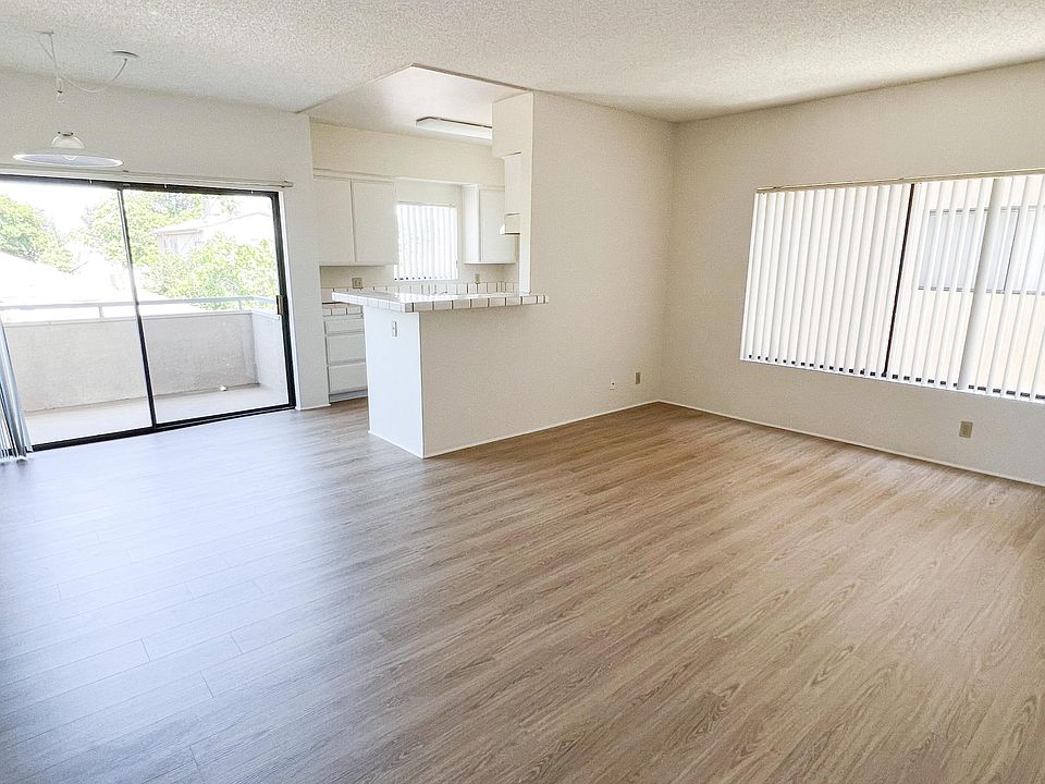 Open floor plan: Living Room, Dining Area and Kitchen