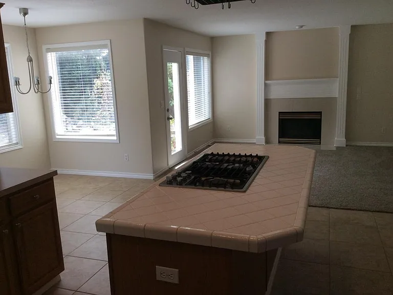 2370 NW Lydia Pl — Photo 4
