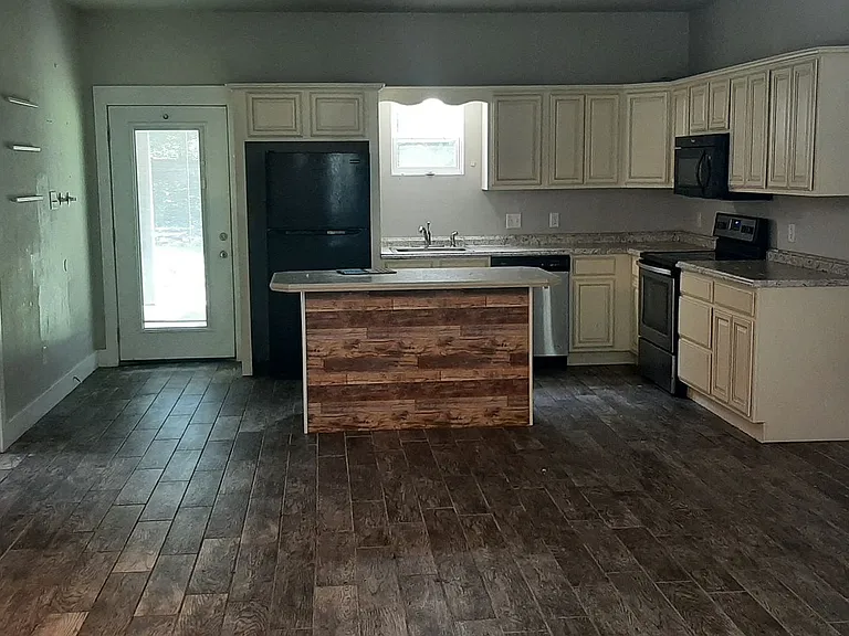 310 W Indiana St — Photo 13