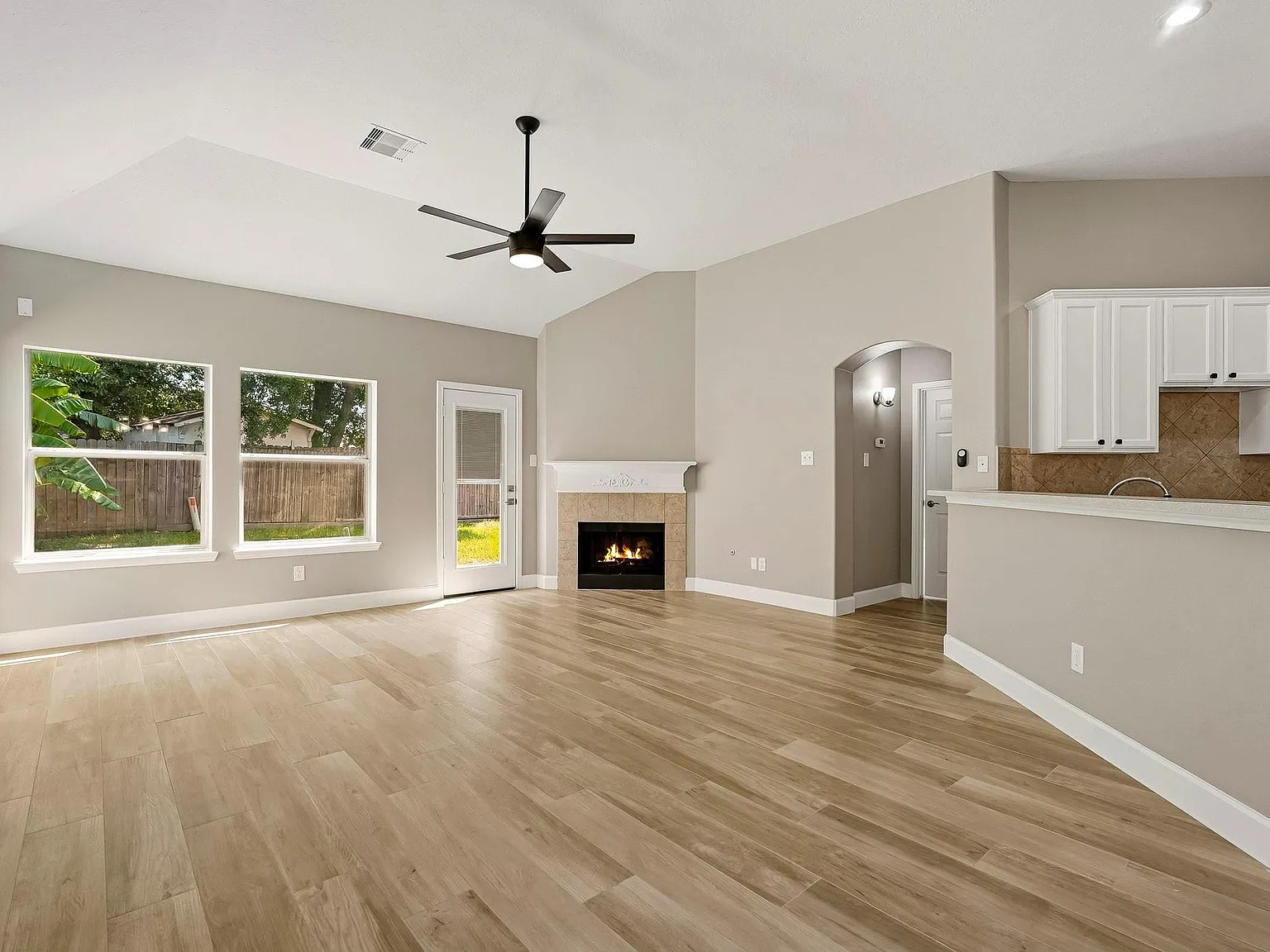 3 bed, 2.0 bath, 1880 sqft, $2,200 — Photo 4