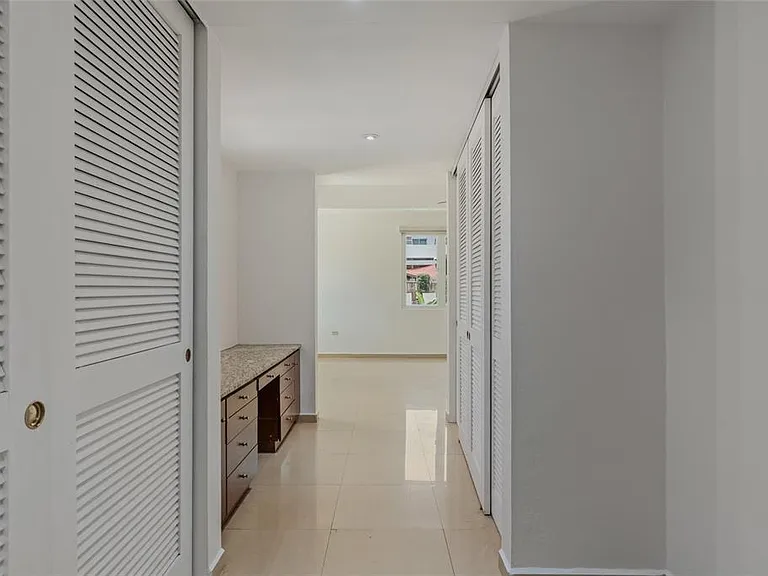 30 G — Photo 18